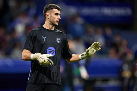 فترة التعافي من 4 إلى 6 أسابيع.. برشلونة يعلن نجاح العملية الجراحية لخوان جارسيا